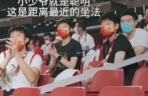 看到这两张图才发现，大头是真的聪明！！
莎莎和王曼昱坐在一排！
大头和甜甜两个人