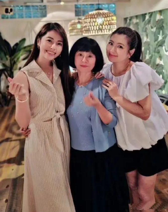 任家萱的腿露出来了，烧伤痕迹明显，坑坑洼洼的，真的很勇敢
￼
