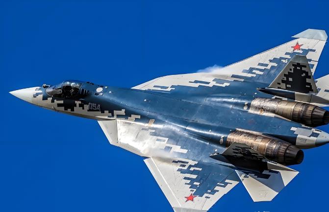 珠海航展上，苏-57侧弹仓设计引热议！它那“茧式” 弹仓就像个大蚕茧挂在机翼下面