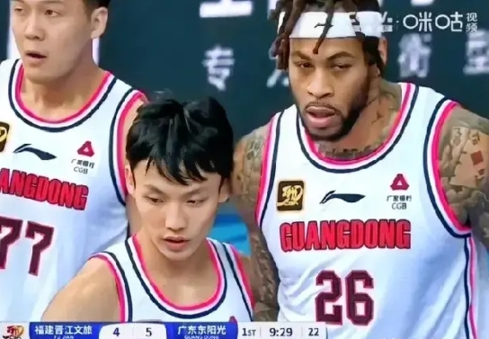 徐杰今晚是真不攻啊，对得分一点执念都没有。
从第一个助攻开始，徐杰就奠定了今晚整