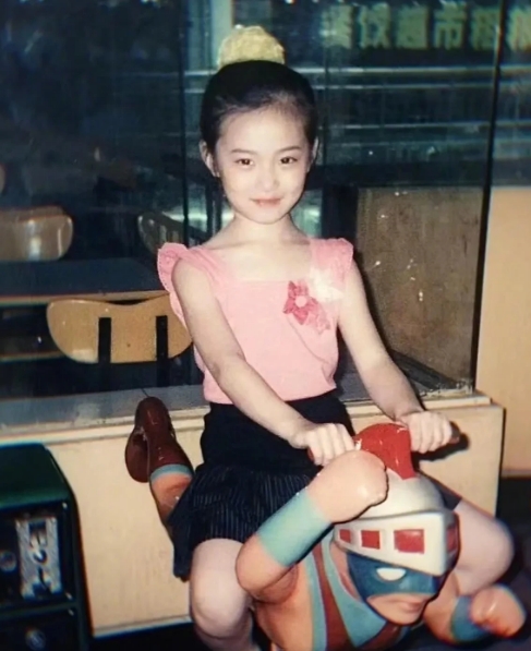 黄子韬，眼光真不错，挺会挑老婆！瞧瞧徐艺洋小时候的模样，那叫一个漂亮可爱，好似精