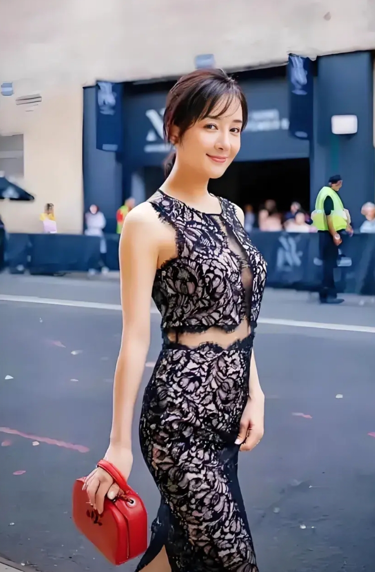 李依晓的3次感情：
第一次：何润东，美国人，49岁，身高186cm，演员、歌手、