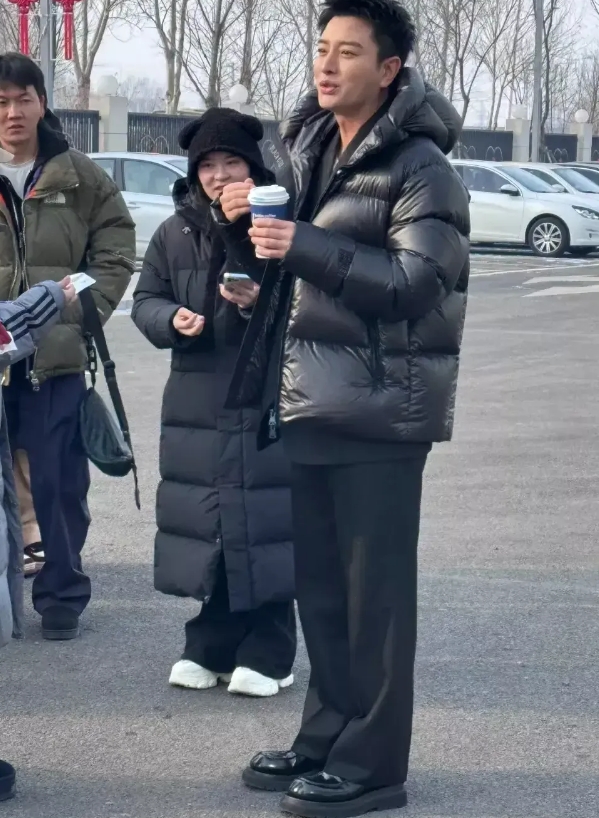 一次，贾乃亮带着新女友回老家看望父母。吃完饭没事干，两人就去街上溜达了一圈。
遇