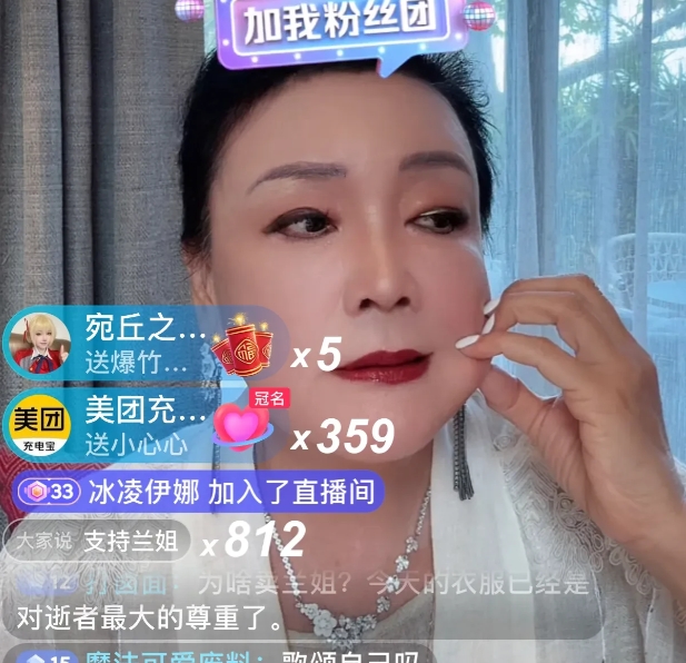 今天张兰直播
直播间直接爆了呀，十万加的网友在线
热闹确实热闹，撕也是真撕啊，两
