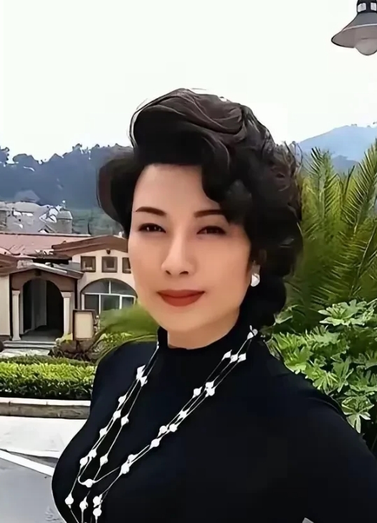 她有着漂亮的脸蛋，凹凸有致的身材，无与伦比的演技，演什么角色都有着不同的风格，不