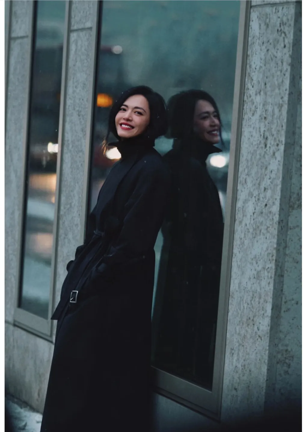 姚晨，黑色大衣好显瘦，嘴巴貌似也比原来小很多。