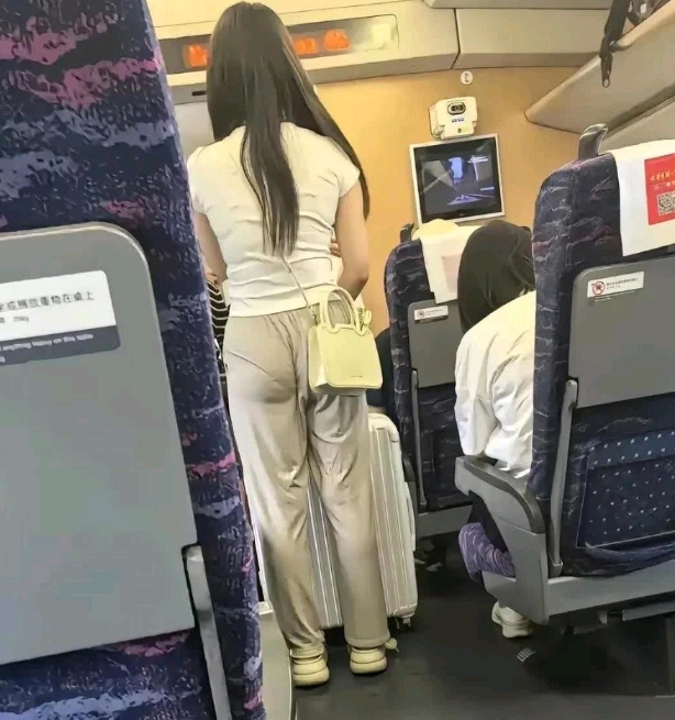 姑娘裤子夹住了，哪位悄悄帮她拉一下，深藏功与名！！哈哈哈！[开怀大笑][开怀大笑