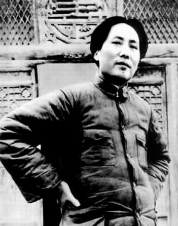 1941年，一名国民党的特务混入迎接毛主席的人群中，准备行刺毛主席，就在毛主席亲