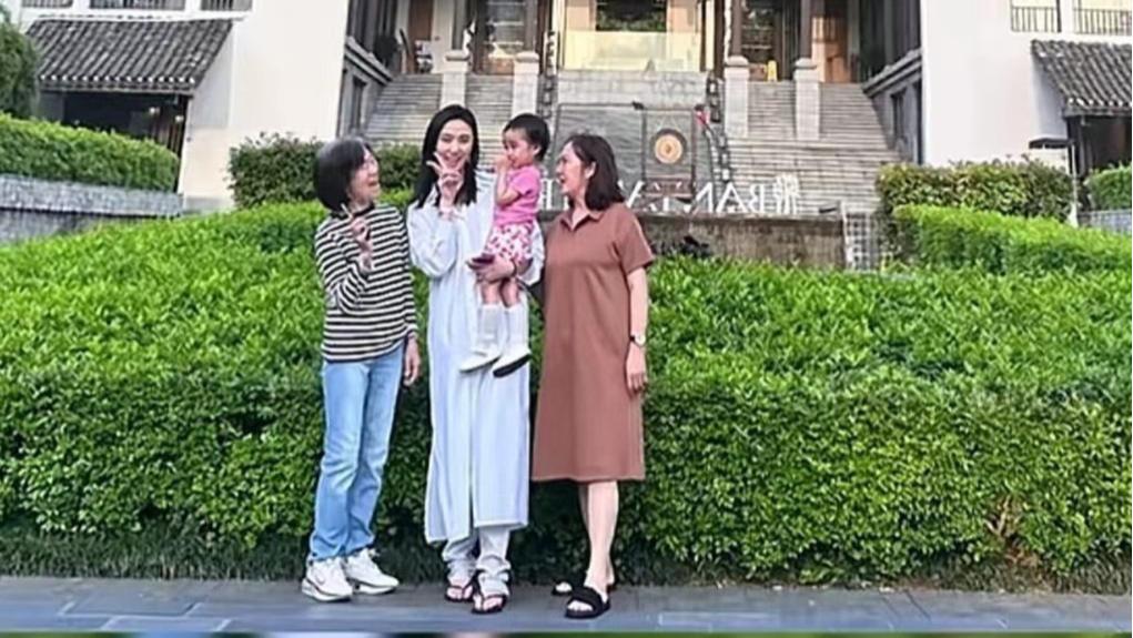 李亚鹏娇妻独自带婆婆妈妈旅行，2岁夏夏成团宠，祖孙三代超有爱