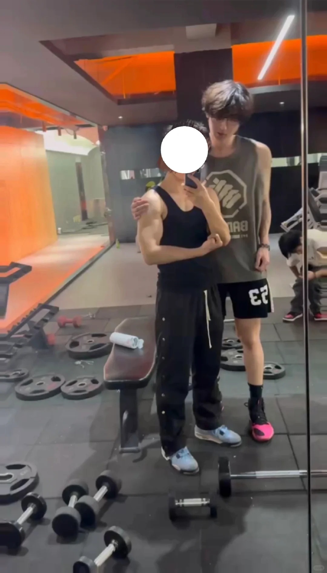 197 双鱼 真的很喜欢小个子女生！
真的好喜欢身高差 谁懂呜呜