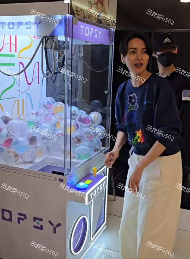 郑秀文演唱会见到梁咏琪，她本人好高啊，差不多有1米8，像个巨人一样脸好小腿特别长