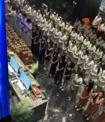 据说是东北ktv上班前例会，这也太震撼了。