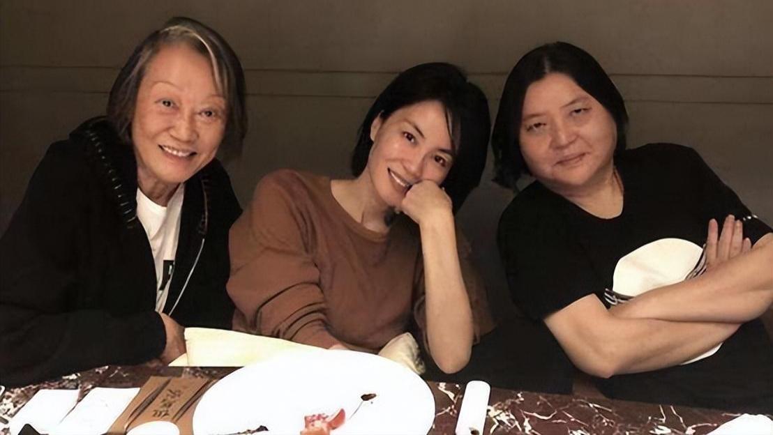 她是娱乐圈大姐大，艳绝香江，但导演丈夫却痴缠小30岁助理