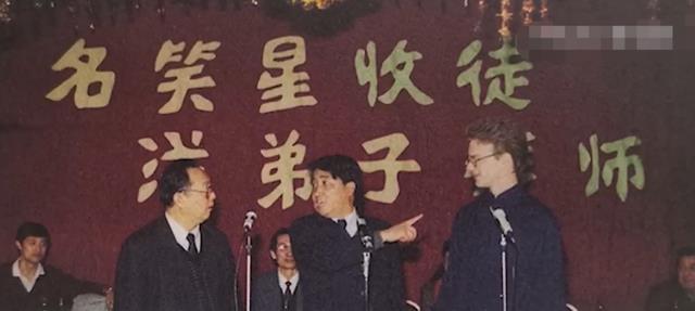 姜昆洋徒弟大山：四上春晚红遍全国，终因冯巩一句话果断离开中国（姜昆的儿子现在哪工作）-第19张图片-九妖电影