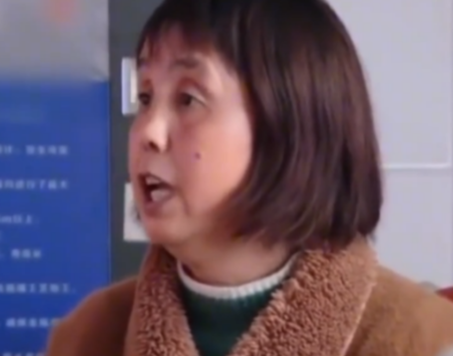 2021年，湖南大妈为了向儿女讨要生活费，竟直接挂牌上街游行，控诉儿女的不孝，甚