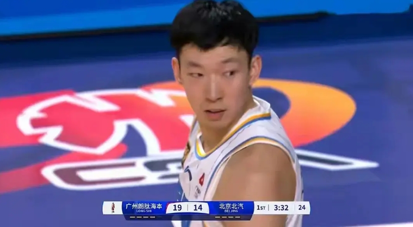 广州龙狮小伙子真不惯着周琦啊——在昨晚CBA联赛广州龙狮对北京北汽的比赛中，虽然