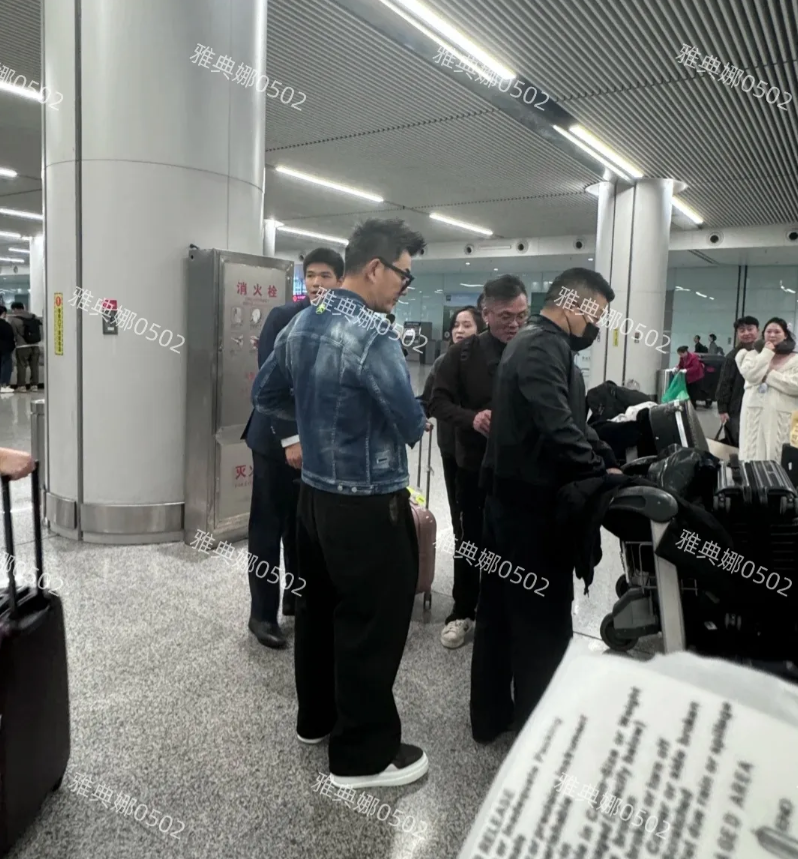 长沙机场偶遇任贤齐，他本人跟电视上长得一样，真人更瘦一些，挺年轻挺时尚的，一点儿
