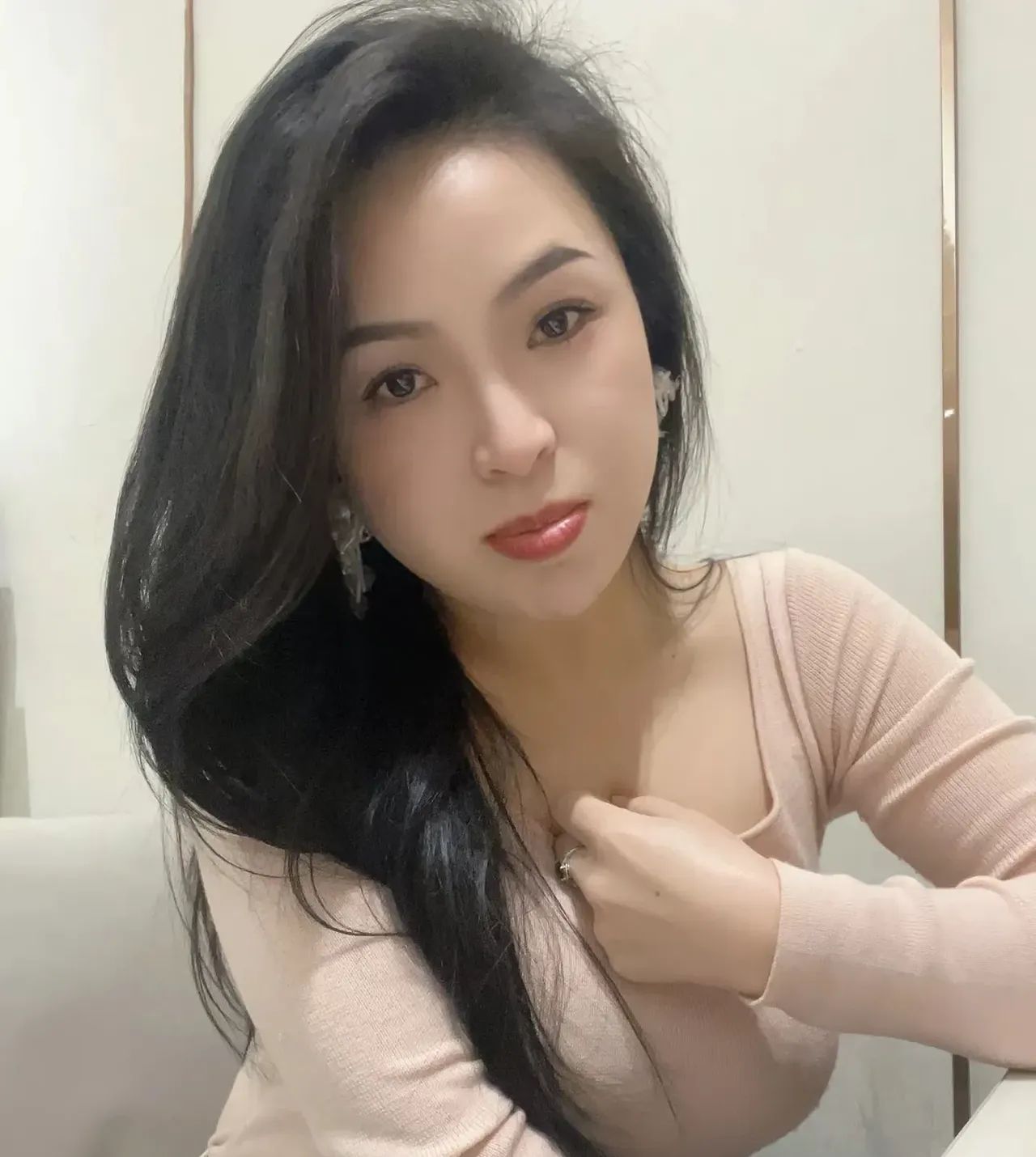现在的社会太奇怪了，有钱人都躲到国外度假去了，穷人却在网上教着别人怎么挣钱。
