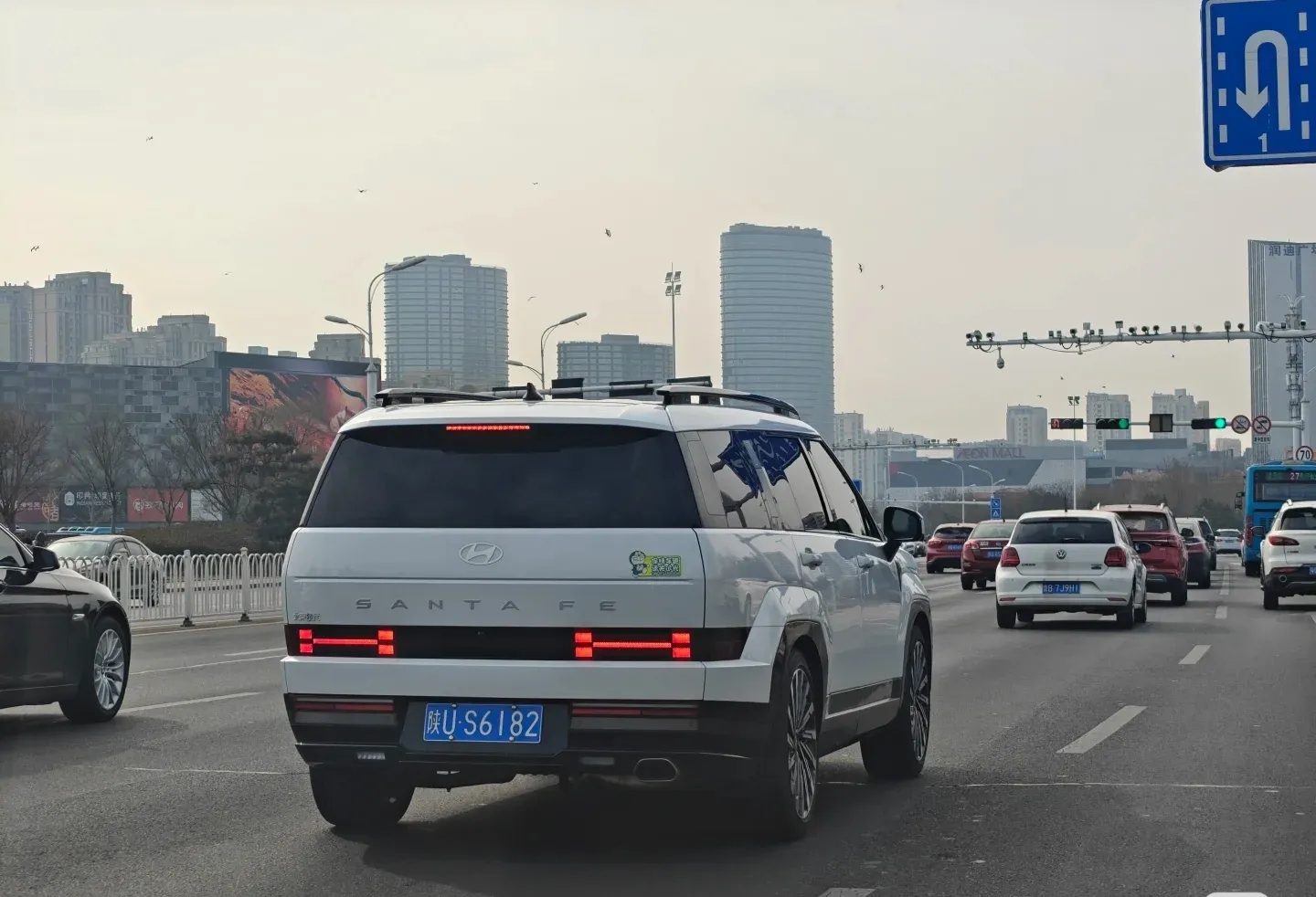第一次在路上看到这款车，后来查了一下是现代新胜达。

这个设计感觉有点落伍了，最