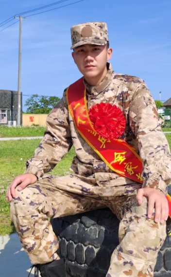 边防战士，是和平年代的英雄。他们坚守在条件艰苦的边疆，无畏严寒酷暑，不惧孤独寂寞