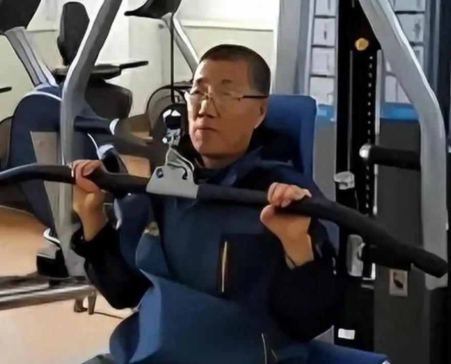 2000年，哈尔滨一个26岁的年轻小伙因意外离世，他的心脏移植给了57岁的杨孟勇