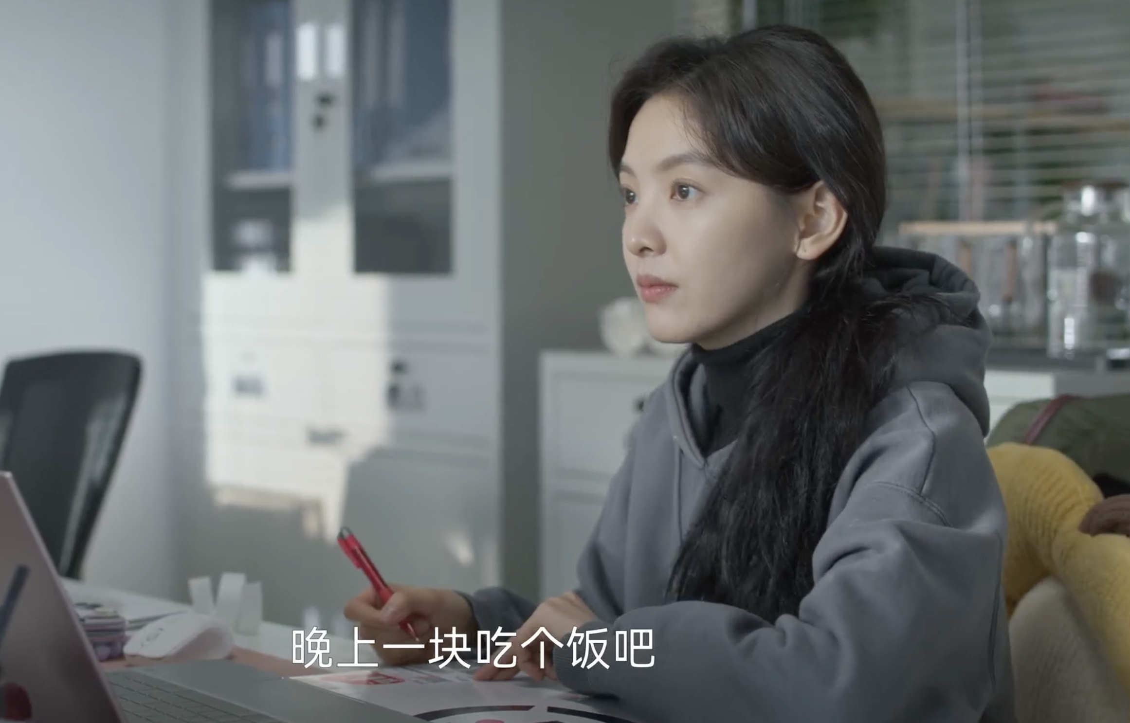 《凡人歌》里一个潜在的危机似乎要爆发，那伟跟弟媳妇一起创业，两人每天在一起的时间