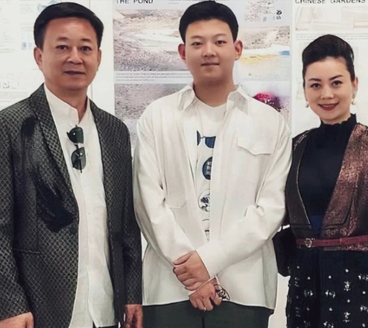 朱军一家三口的合照，这画面好温馨啊，他的妻子好美好漂亮，儿子阳光又帅气，一家人相