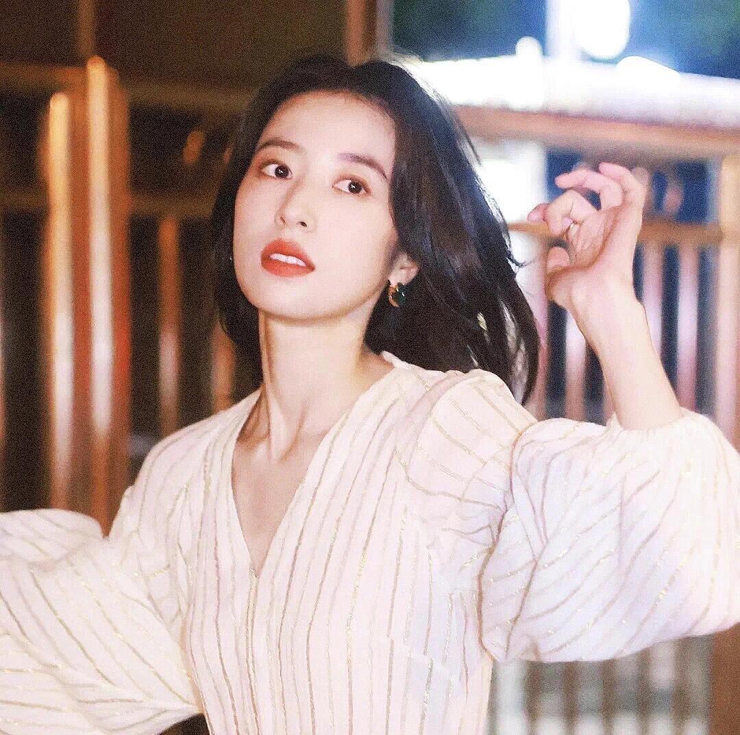 周雨彤——清新淡雅