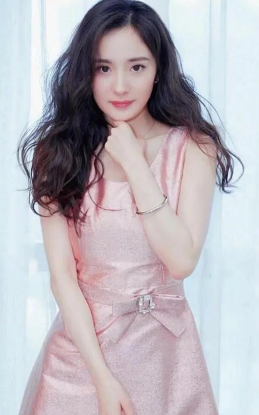 杨幂代言资源爆表，时尚高奢圈成宠儿！