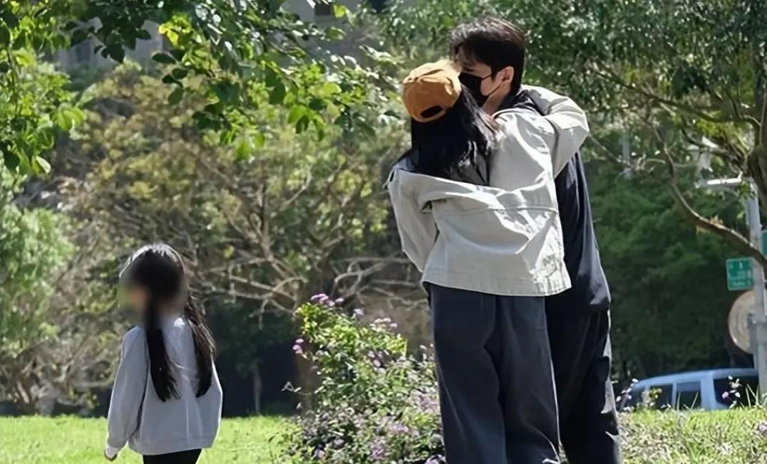 高圆圆与赵又廷在中国台湾的豪宅附近遛娃，女儿Rhea活泼可爱，夫妻俩在公园里甜蜜