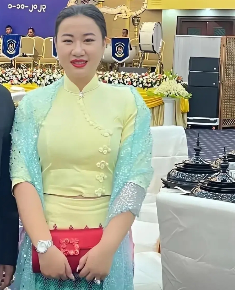 缅北的明学昌家族，明珍珍是个狠角色！

明珍珍 96 年出生，在家族的影响下成为
