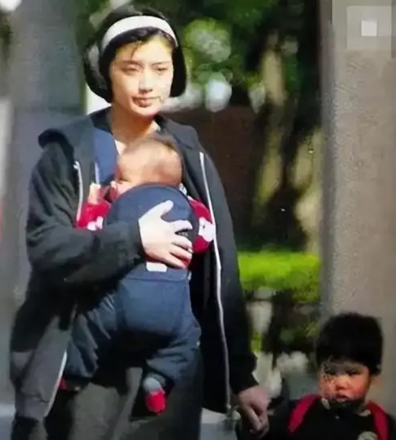 山口百惠生俩娃都逃不了一拖二的场景，有时出门玩就是怀里背一个，手里搀一个，或者推