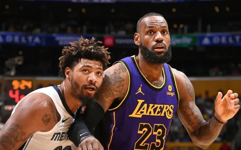 美媒建议湖人4换1
交易灰熊斯玛特！
具体方案如下：
湖人出：拉塞尔，贾伦胡德，