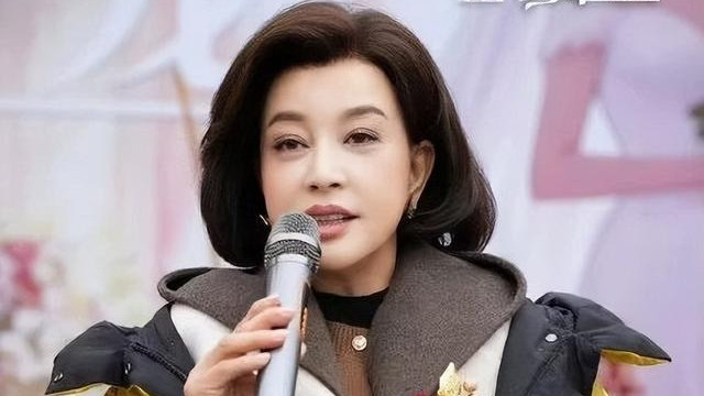 当74岁刘晓庆穿泳装亮相，我才明白“女人微胖才是极品”