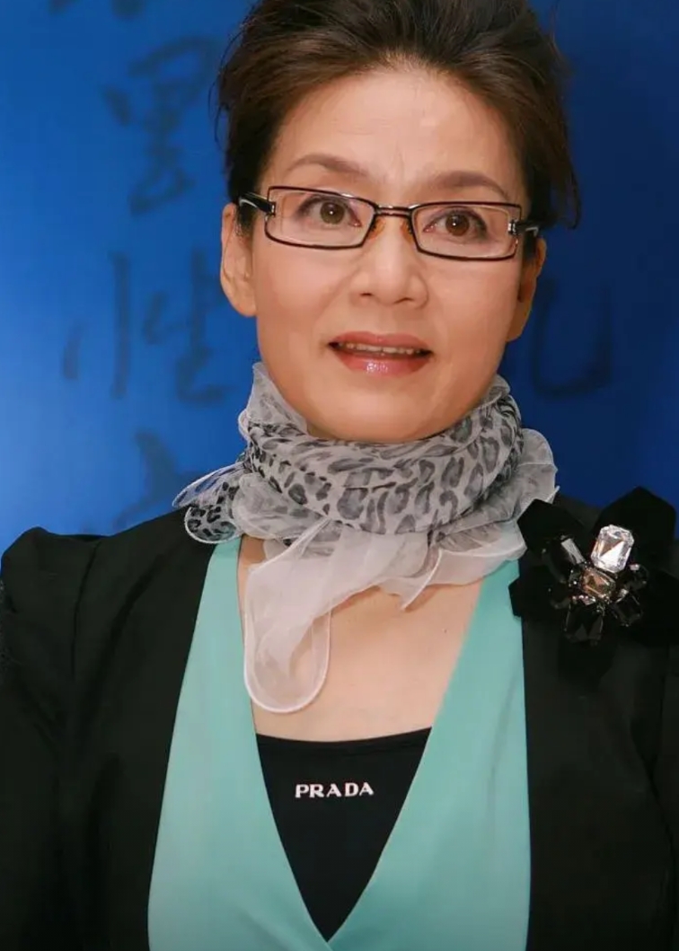 潘虹的十大个人简介∶

1.原名∶刘蓉

2.婚姻状态∶离异38年未再婚，无子女