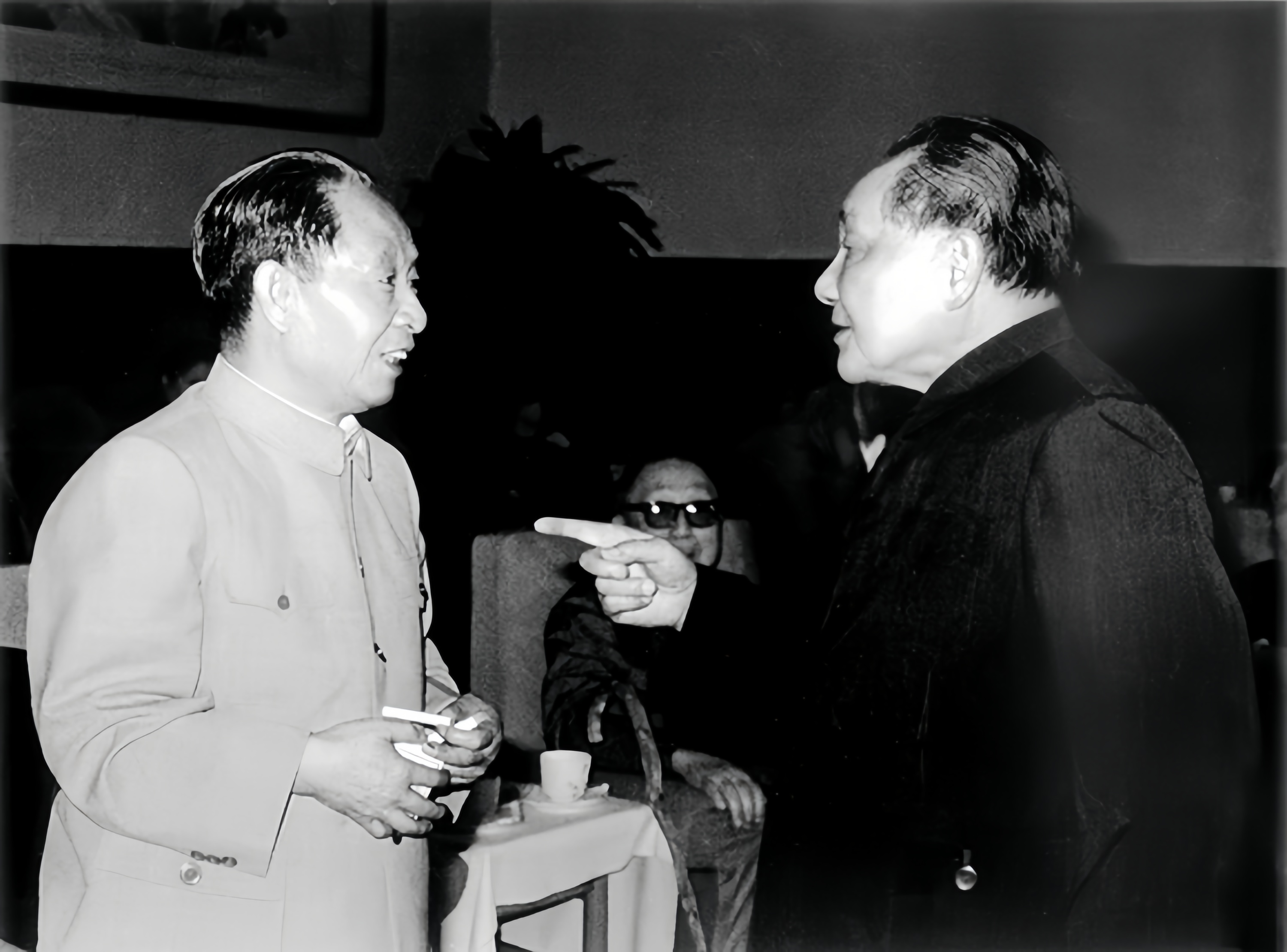 1981年6月，十一届六中全会召开，同意了华国锋辞去中央主席和军委主席的职务，经