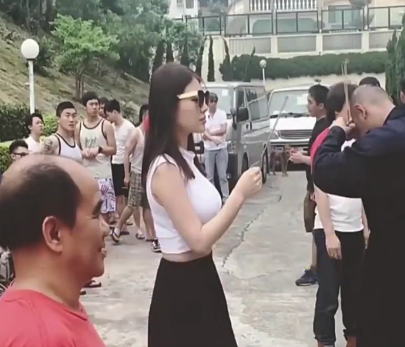 这女子在求什么？