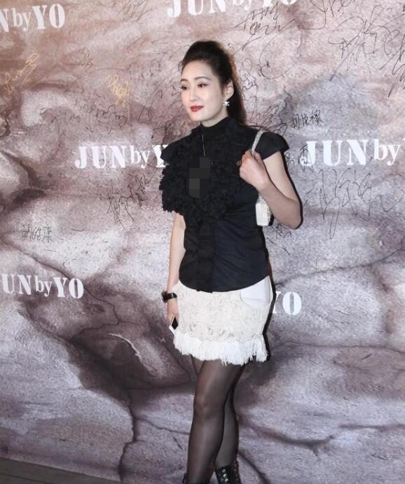 孟广美的气质依旧耀眼，黑色衬衫与流苏裙的结合完美展现她的曲线美，丝袜腿更添独特魅