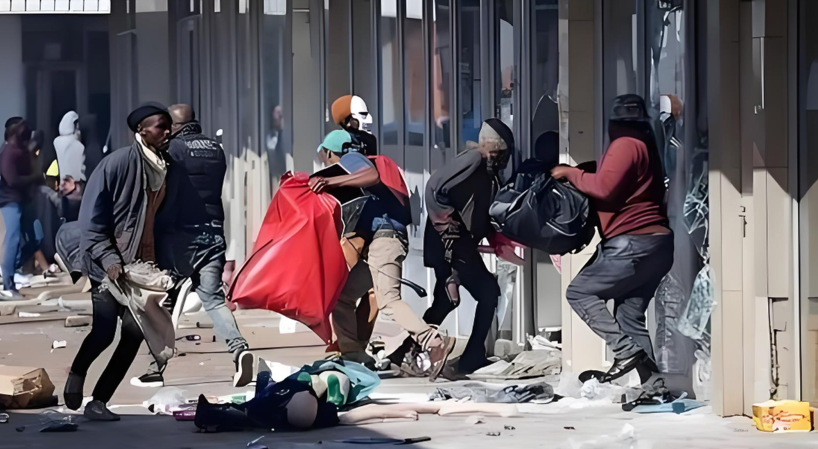 以色列突发骚乱！

1、有社交媒体上说，内塔尼亚胡刚把国防部长加兰特炒了不久，以