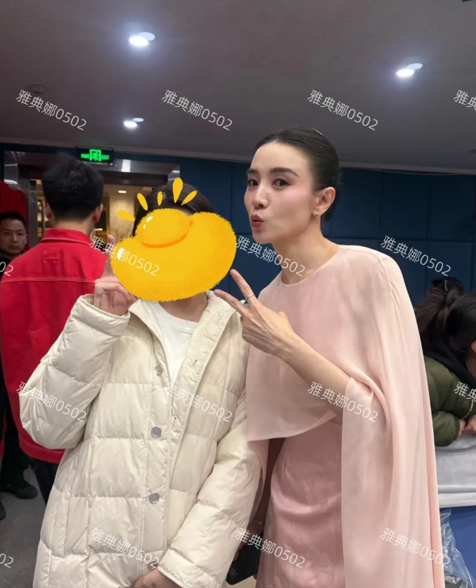 被宋佳本人的身高颜值气质狠狠的惊艳了!
她怎么那么美？1米73的高挑身材，精致的