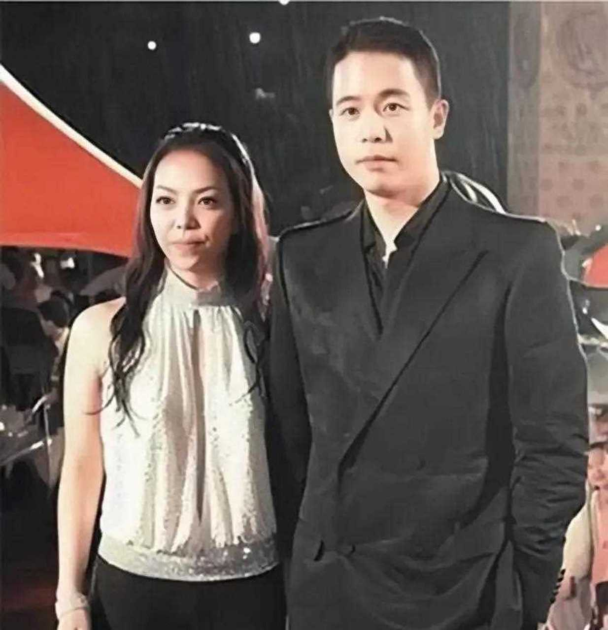 1999年，张惠妹恋上了大5岁的老板周立璟，结果3年不到，两人就分手，为了赎回自