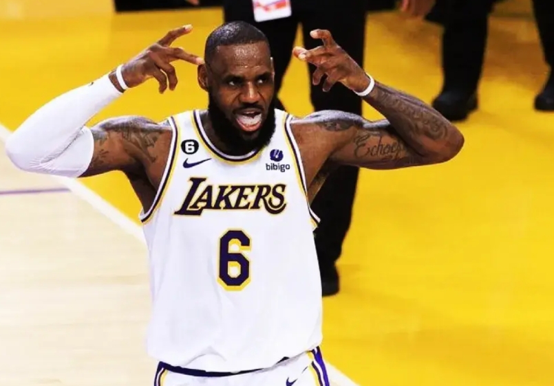 詹姆斯生涯场均20+得分，连续22个赛季了！
凯文杜兰特生涯场均20+分，连续1