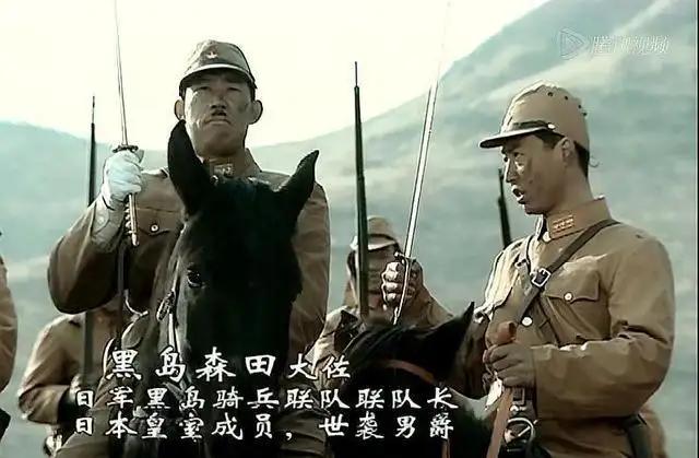 2003年，《亮剑》里有个日本人的角色，可剧组太穷请不起，无奈之下，导演朝着人群