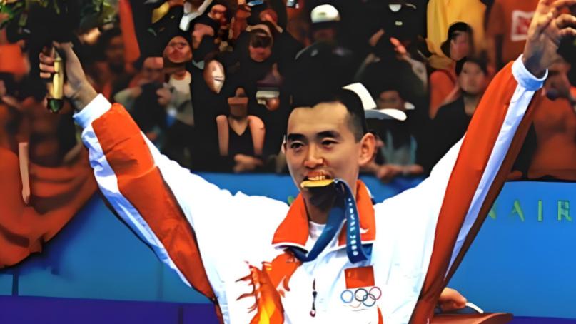 网友偶遇孔令辉，曾经的“乒乓王子”，如今两鬓斑白，孤身一人