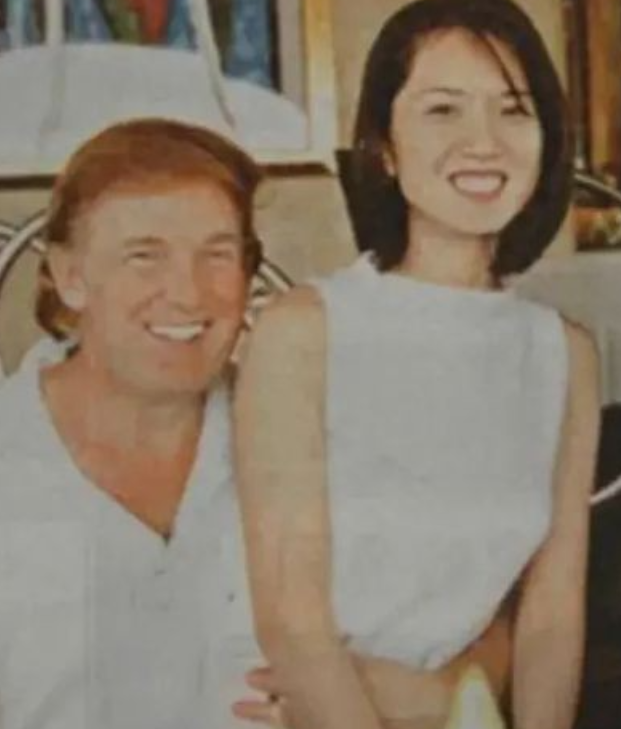 1995年，49岁的特朗普身处香港，怀中抱着一位神秘的中国女人，慵懒的坐在他的腿