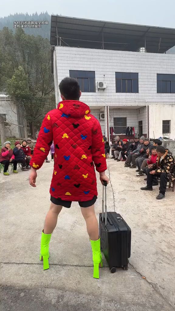 当过年回家经过村口时