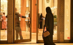 嫁给迪拜土豪，我成为他的第四个老婆，晚上睡觉也要戴着面纱