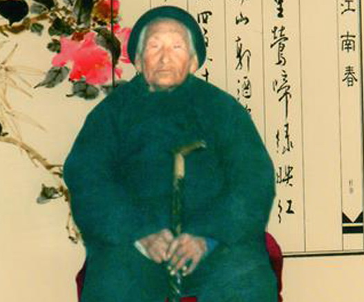 1941年，一八路军干部被伪军便衣队五花大绑，要押进城审问。谁知，刚走到城门口，