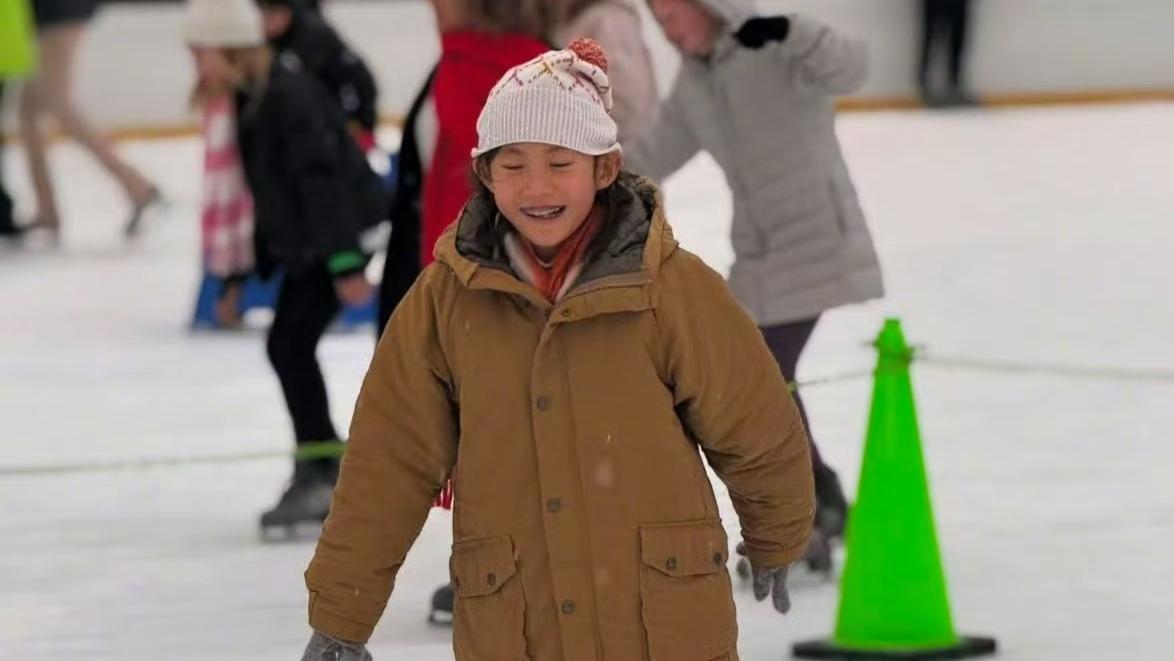 陈冠希带7岁女儿滑雪，女儿五官像极了爸爸，大长腿遗传了妈妈