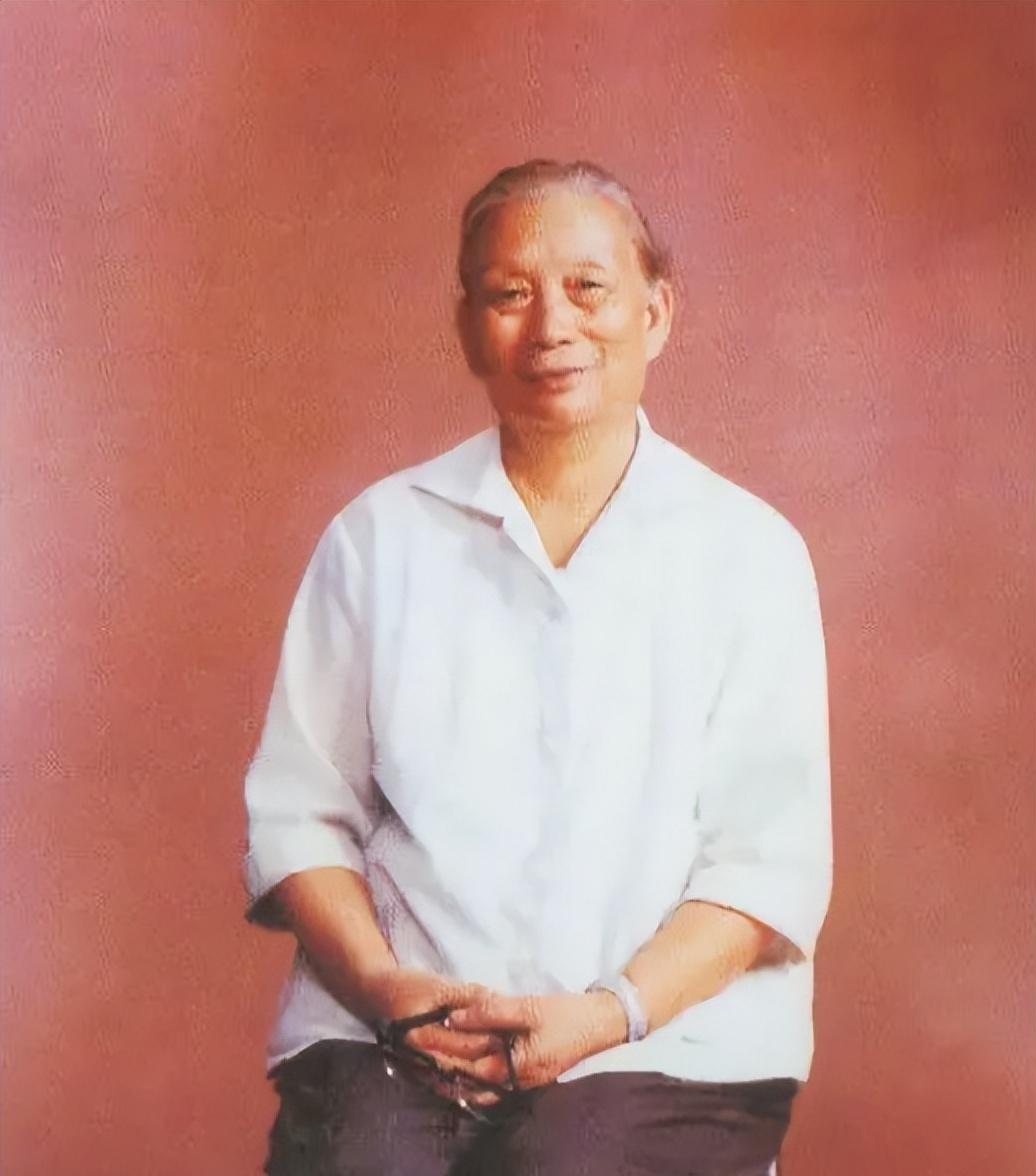 1949年，毛主席走下飞机，却看到前来欢迎的人群中有一个非常眼熟的女子身影，他立